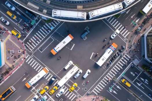 Система ИИ автоматически распознает пешеходов и транспортные средства